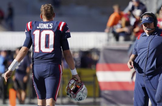 Patriotas de Nueva Inglaterra buscan cambiar al mariscal de campo novato Mac Jones
